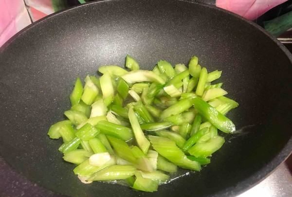 炒芹菜怎么做,素炒芹菜最简单做法图10