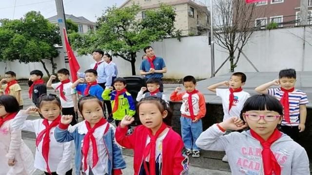 90后的特点，小学一年级的学生，他的心理特点是什么？给小学一年级的学生授课注意什么？图2