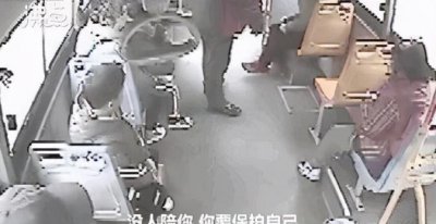 ​男子在公交车上猥亵女童，公交司机一声吼