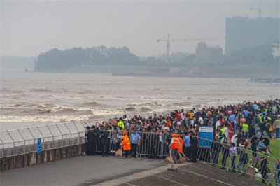 ​钱塘江大潮的文章和图片（海上明月共潮生：百万人共赏钱塘江大潮｜多图）