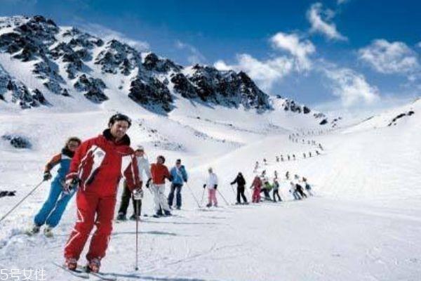 冬天适合去哪里旅游 滑雪温泉一个都不能少