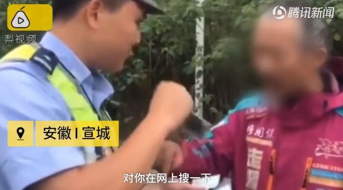 “明星大爷”骑摩托超速被查，掏出“地球通行证”！交警都被吓呆了...