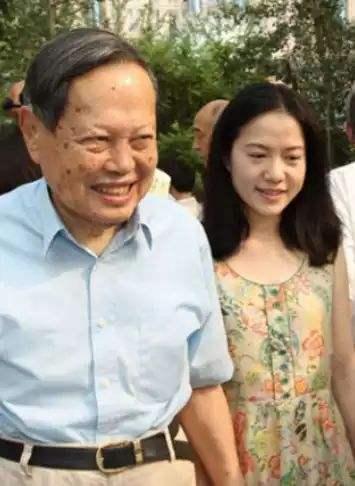 杨振宁夫人翁帆68 岁父亲与杨振宁18 岁孙女喜结连理