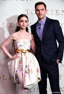 ​Lily Collins & Nicholas Hoult携手走红毯，神仙颜值组合