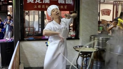 ​还记得当年妖娆的“拉面哥”吗，走红后开店、娶女粉丝，后来怎样